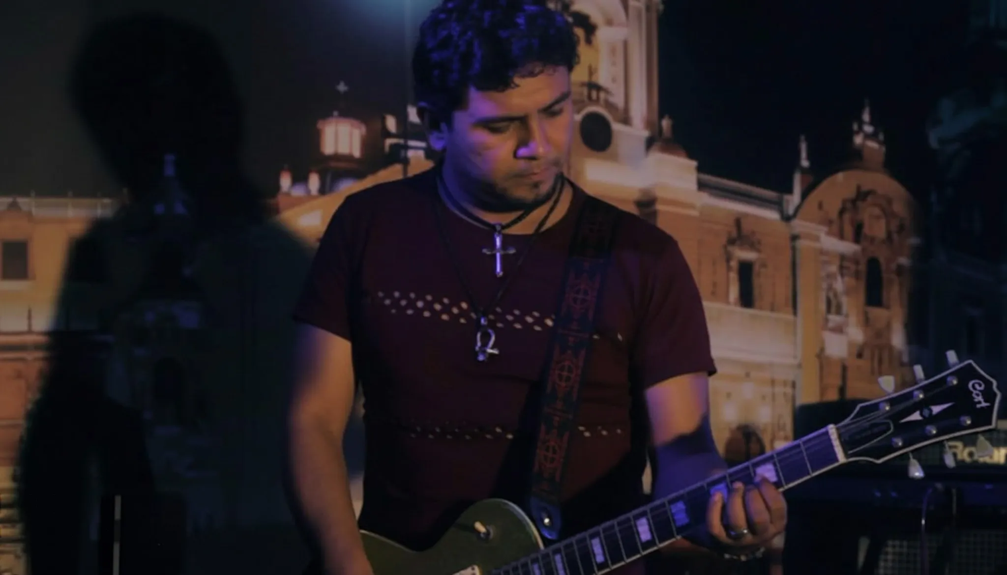 Ed Cabrera tocando guitarra eléctrica en estudio - Productor y músico profesional